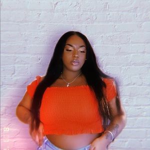 Meet your Posher, Monia